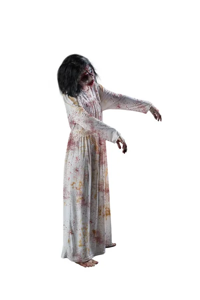 ハロウィーン ホラー コンセプト スタジオでステップしながら血のガウンと女性の幽霊の完全な長さ — ストック写真