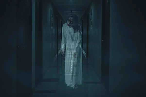Πορτρέτο Της Τρομακτικό Θηλυκό Φάντασμα Περπάτημα Στο Διάδρομο Ξενοδοχείου Έννοια — Φωτογραφία Αρχείου
