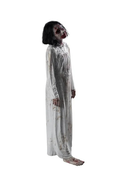 ハロウィーン ホラー コンセプト スタジオに立ちながら血まみれの顔を持つ恐ろしいゾンビ女性の完全な長さ — ストック写真