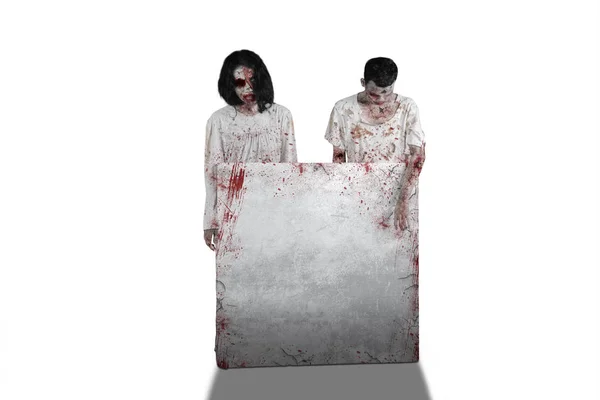 Concepto Horror Halloween Imagen Dos Zombies Asustadizos Sosteniendo Una Piedra — Foto de Stock