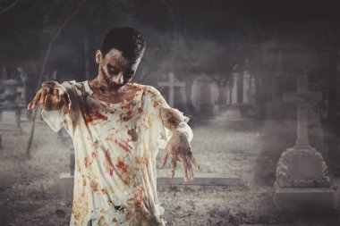 Halloween korku kavramı. Mezarda yaralı yüz ile yürüyen ürpertici erkek hayalet resmi