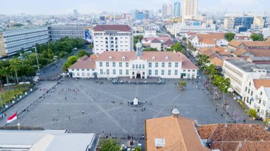 Jakarta - Endonezya. 04 Eylül 2018: Jakarta, Endonezya Fatahillah Müzesi ziyaret kalabalık insan havadan görünümü