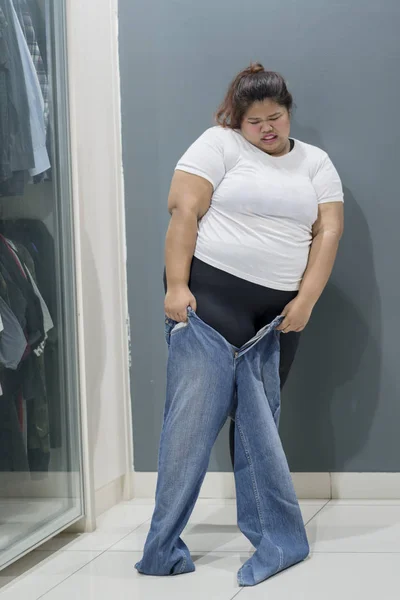 Retrato Uma Mulher Obesa Asiática Tentando Usar Jeans Apertados Camarim — Fotografia de Stock