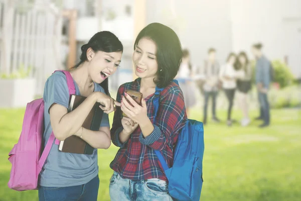 Obrázek Dvou Krásných Vysokoškoláků Společně Pomocí Smartphone Když Stál Parku — Stock fotografie