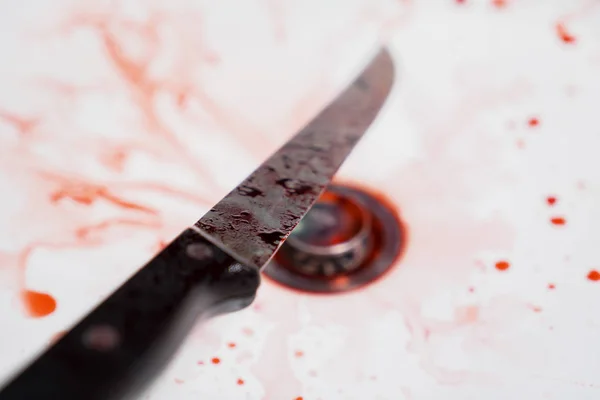 シンクに飛び散った血で血まみれのナイフのクローズ アップ ハロウィーンの恐怖の概念 — ストック写真