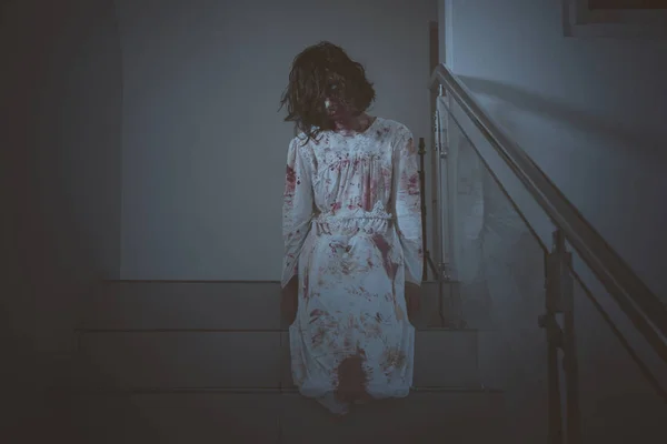Halloween Korku Kavramı Merdiven Otururken Kameraya Bakarak Ürkütücü Kadın Hayalet — Stok fotoğraf