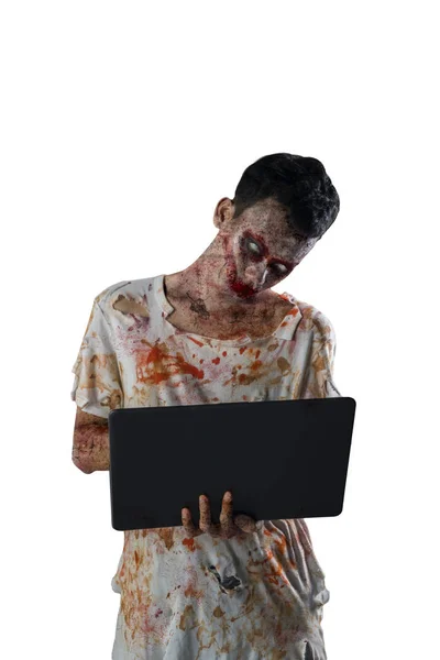 Conceito Horror Halloween Imagem Zumbi Macho Assustador Segurando Laptop Estúdio — Fotografia de Stock