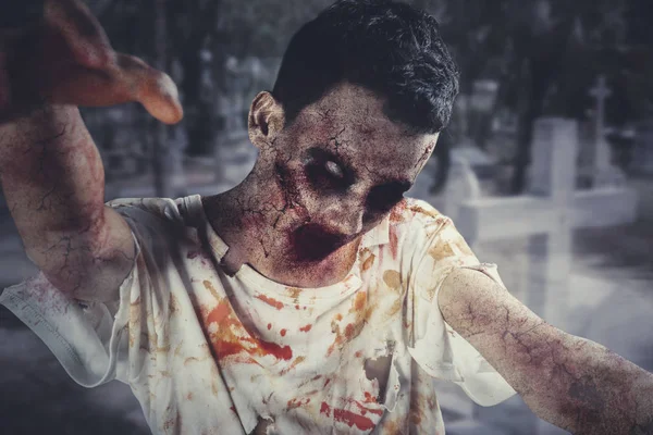 Halloween Horror Konzept Großaufnahme Gruseliger Männlicher Zombies Die Die Kamera — Stockfoto