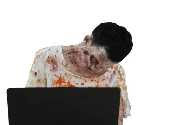 Halloween Horror Konzept Bild Gruselige Männliche Zombie Mit Einem Laptop — Stockfoto