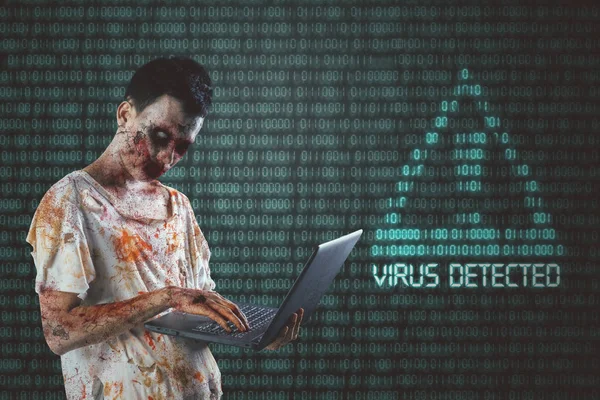 Obrázek Strašidelný Muž Zombie Pomocí Přenosného Počítače Stoje Chybovou Zprávou — Stock fotografie
