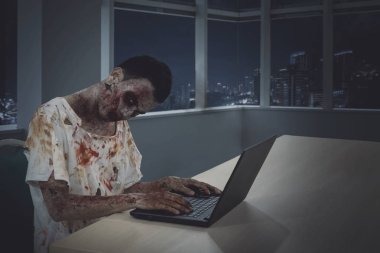 Ofiste overworking ve bir zombi haline dönüştürme yorgun işadamı resmini