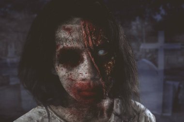 Yaralı yüzü kameraya bakarak korkunç kadın hayalet closeup. Halloween korku kavramı