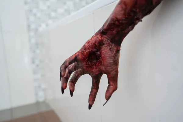 Conceito Horror Halloween Feche Mão Mulher Zombie Com Uma Ferida — Fotografia de Stock