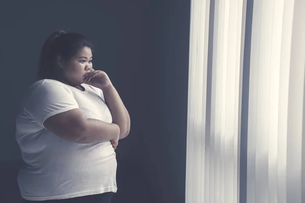 Obez Kadın Görüntüsünü Pencerenin Kenarında Duran Dalgın Görünüyor — Stok fotoğraf