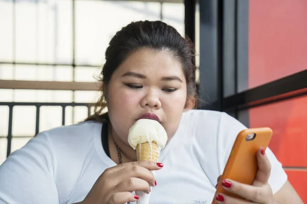 Obez Kadın Ise Bir Smartphone Kullanarak Kafede Oturup Dondurma Külahı — Stok fotoğraf