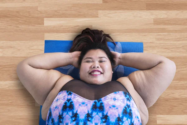 Vista Alto Angolo Sovrappeso Giovane Donna Sorridente Alla Fotocamera Mentre — Foto Stock