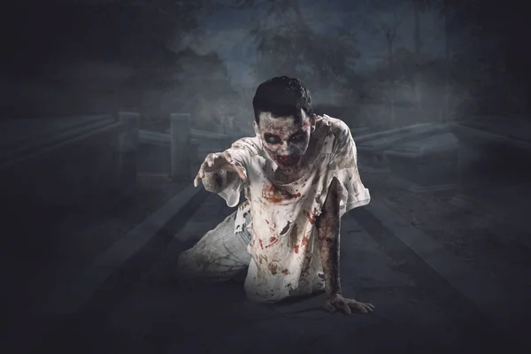 Halloween Korku Kavramı Korkutucu Erkek Hayalet Resmi Mezarlık Kaynıyor Gece — Stok fotoğraf