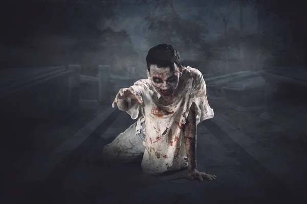 Concepto Horror Halloween Una Imagen Del Fantasma Asustadizo Arrastra Por — Foto de Stock