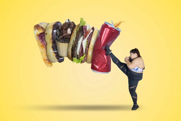 Picture Strong Fat Woman Kicking Soft Drink Fast Food Shot — Stock Photo, Image