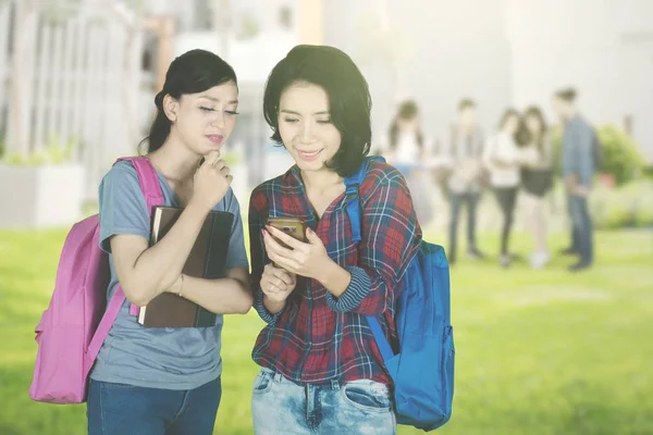 Imagen Dos Estudiantes Universitarias Usando Smartphone Juntas Mientras Están Parque — Foto de Stock