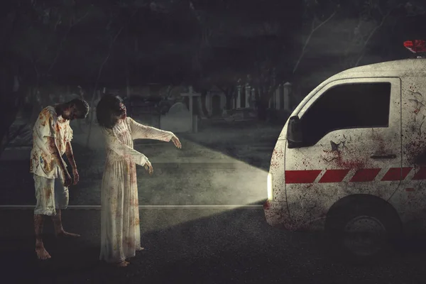 Gece Bir Ambulans Araba Mezarda Engelleyen Iki Korkunç Zombiler Halloween — Stok fotoğraf