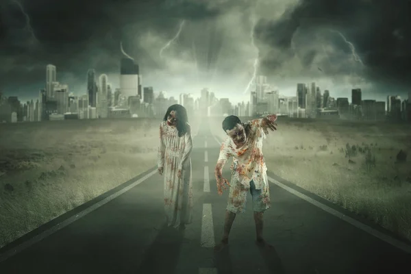 Image Deux Zombies Effrayants Marchant Sur Route Asphaltée Concept Horreur — Photo