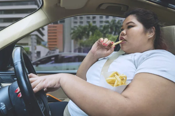 Patates Kızartması Bir Araba Sürüş Sırasında Yolda Yeme Asya Obez — Stok fotoğraf