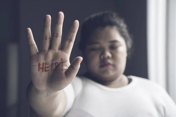 Imagem Mulher Obesa Asiática Parece Triste Mostrar Palavra Ajuda Palma — Fotografia de Stock