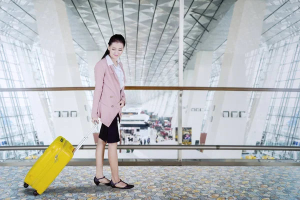 Bild Einer Schönen Unternehmerin Die Einen Koffer Trägt Und Flughafenterminal — Stockfoto