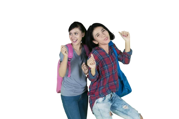 Bilde Glade Kvinnelige Collegestudenter Som Feirer Suksessen Ved Danse Sammen – stockfoto