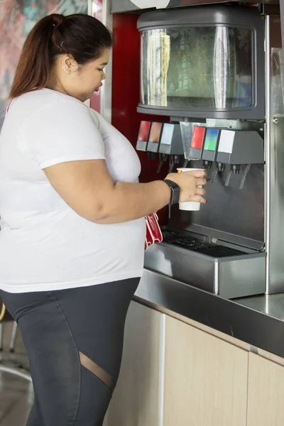 Restoranda Içki Içecek Makinesi Dururken Alarak Şişman Kadın Portresi — Stok fotoğraf