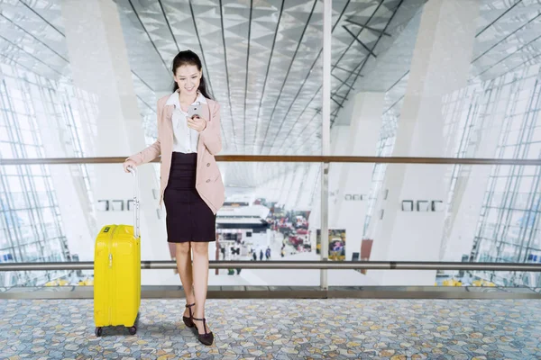 Picture Female Entrepreneur Using Smartphone While Standing Suitcase Airport Terminal — Stock Photo, Image