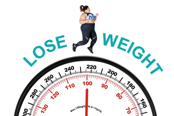 在白色背景下被隔绝的肥胖妇女的图片在称体重秤之上与重量的文本 — 图库照片