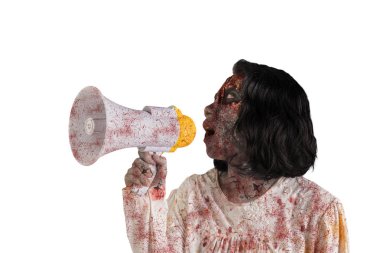 Halloween korku kavramı. Beyaz arka plan üzerinde izole bir megafon, çığlık atan bir korkunç zombi kadın görüntüsünü