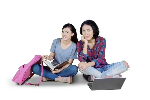 Foto Dos Alumnas Sonriendo Cámara Mientras Estudian Juntas Estudio — Foto de Stock