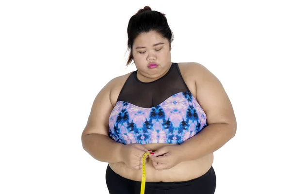 Porträt Einer Unglücklich Fettleibigen Frau Die Ihren Bauch Misst Während — Stockfoto