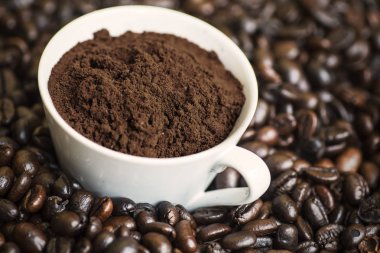 Zemin kahve kavrulmuş kahve çekirdekleri, stüdyoda çekim yığını closeup