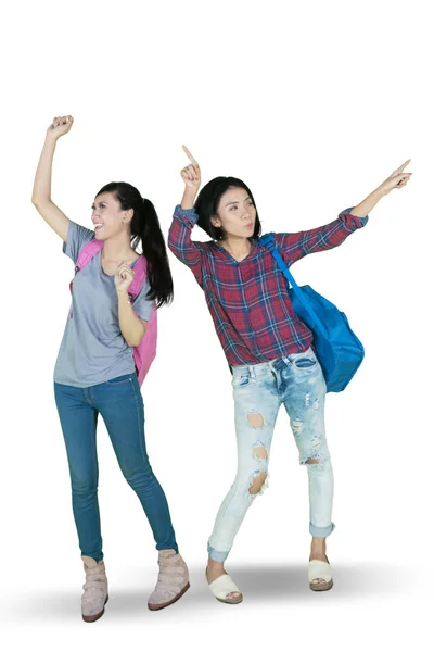 Retrato Dos Bellos Estudiantes Universitarios Celebrando Éxito Bailando Juntos Estudio —  Fotos de Stock