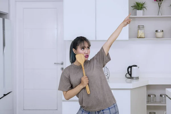 Mooie Jonge Vrouw Dansen Zingen Met Een Houten Spatel Als — Stockfoto