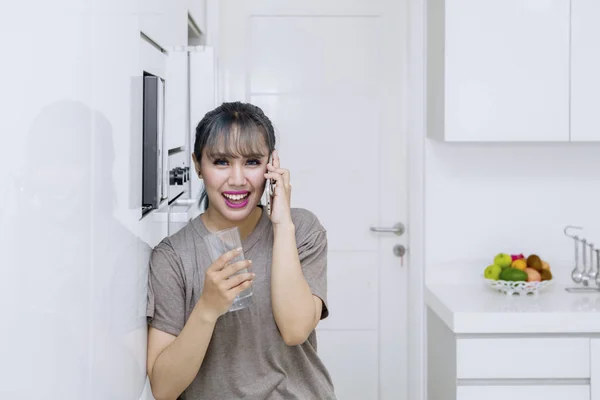 Mooie Jonge Vrouw Een Telefoongesprek Maken Terwijl Permanent Keuken Een — Stockfoto