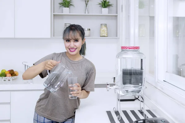 Mooie Jonge Vrouw Glimlachend Camera Terwijl Gieten Zoet Water Het — Stockfoto