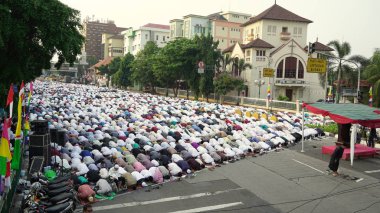 Jakarta - Endonezya. 18 Eylül 2018: Jakarta, Endonezya Koinonia Church yakınındaki Eid Al kurban bayramı günü birlikte dua Müslüman insanlar kalabalık