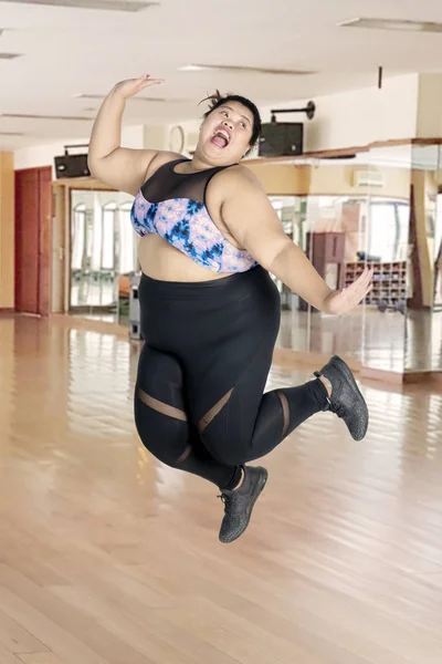 Fitness Merkezinde Bir Egzersiz Yaptıktan Sonra Atlama Neşeli Obez Kadın — Stok fotoğraf