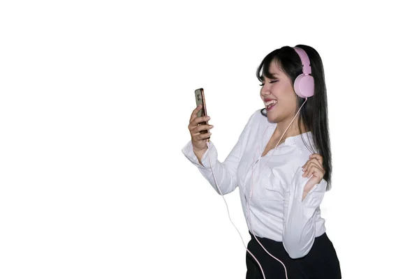 Portrét Veselá Podnikatelka Poslech Hudby Mobilního Telefonu Sluchátky Ateliéru Izolované — Stock fotografie