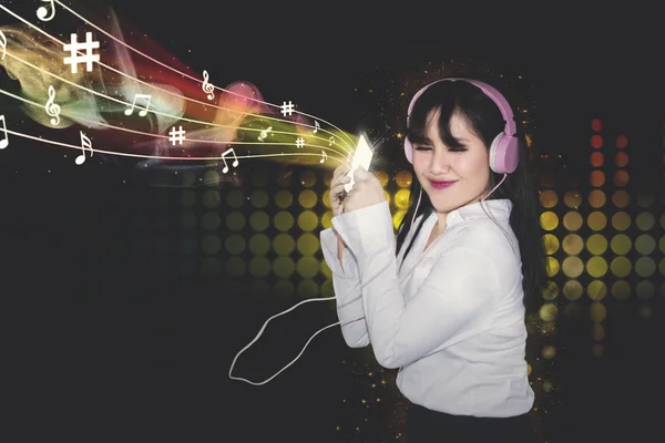 Vacker Kvinnlig Arbetstagare Lyssnar Musik Med Mobiltelefon Och Hörlurar — Stockfoto