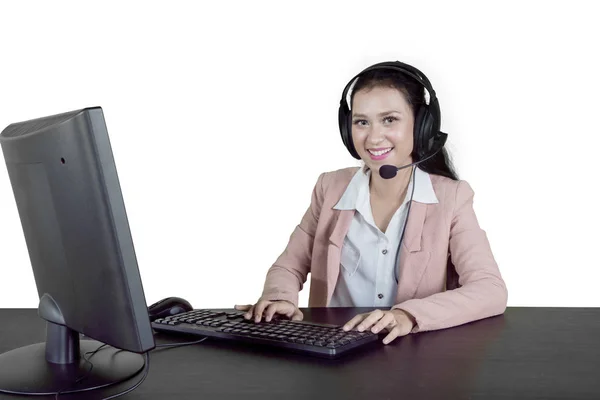 Vriendelijke Call Center Operator Glimlachend Camera Terwijl Werkt Met Hoofdtelefoon — Stockfoto