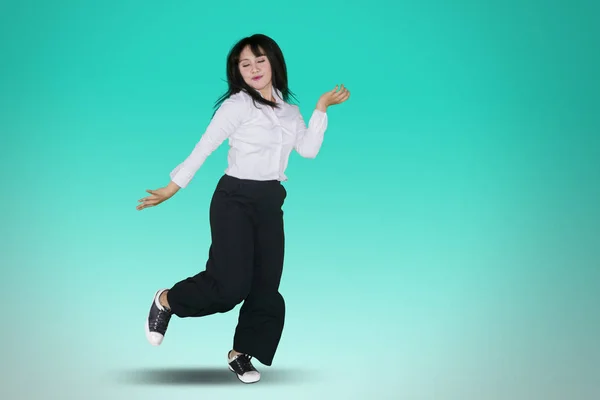 Retrato Feliz Mujer Negocios Asiática Bailando Estudio Con Fondo Pantalla —  Fotos de Stock