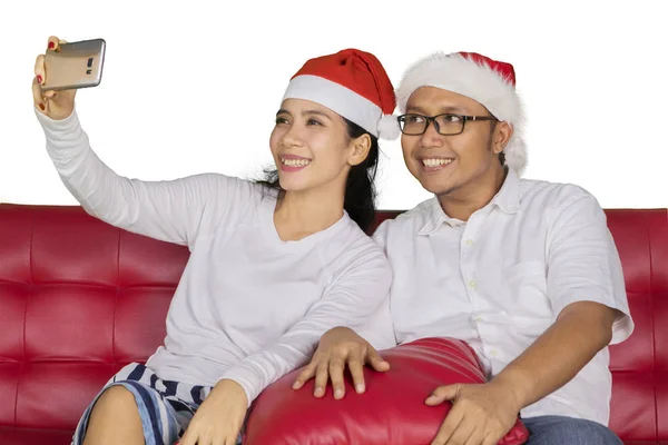 Image Happy Couple Taking Selfie Photo Smartphone While Celebrating Christmas — Stock Photo, Image