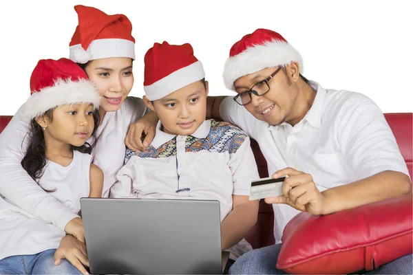 Glückliche Familie Trägt Weihnachtsmütze Während Sie Kreditkarte Und Laptop Für — Stockfoto