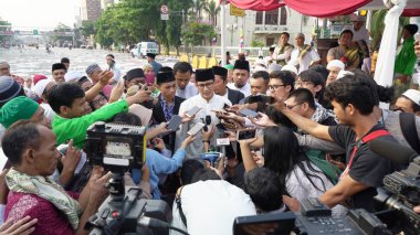 Jakarta - Endonezya. 18 Eylül 2018: Eid Al kurban bayramı günü dua sonra Bay Sandiaga Uno görüşme gazeteciler 